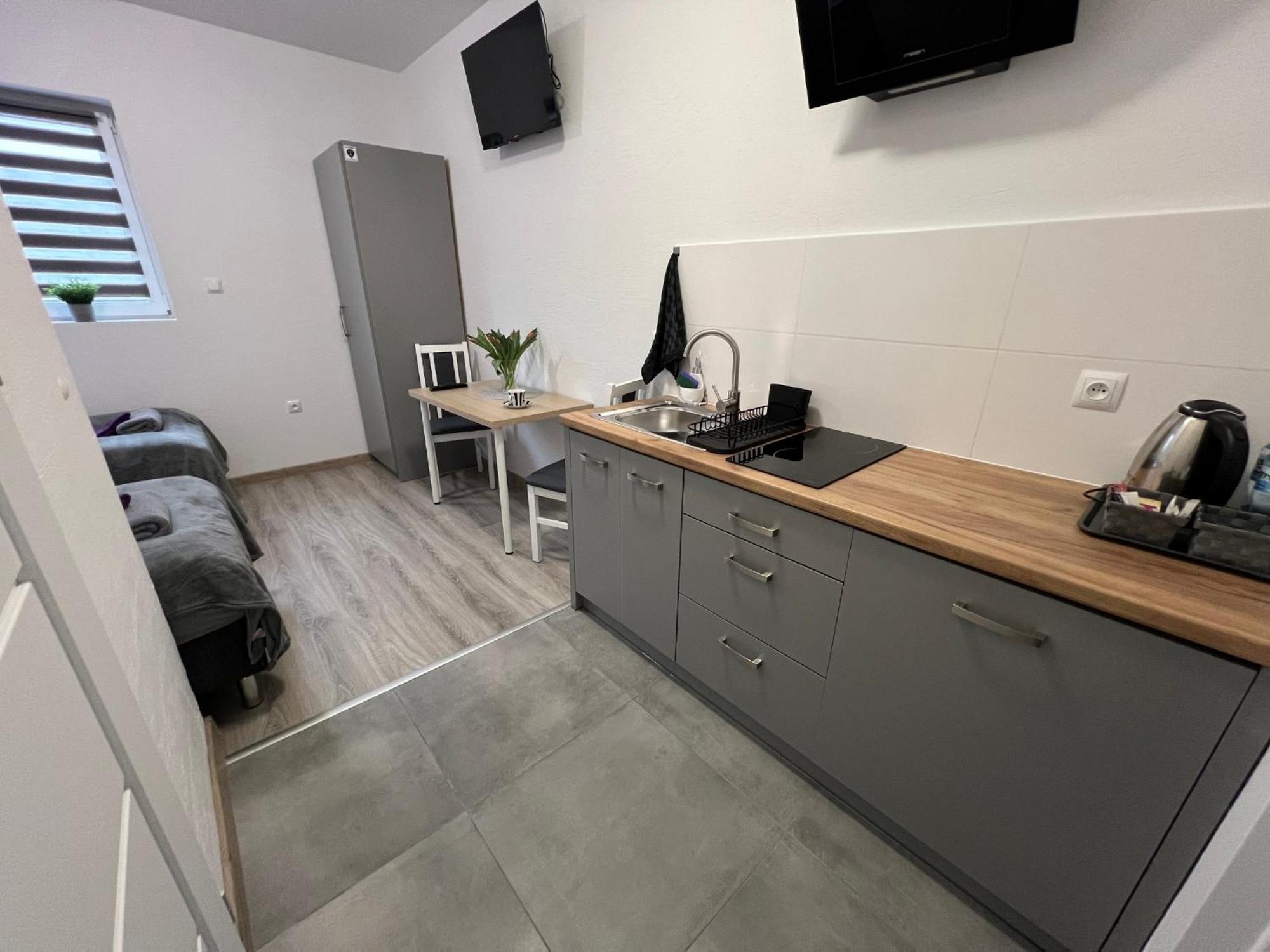 Hostel Adabet كيبنو المظهر الخارجي الصورة